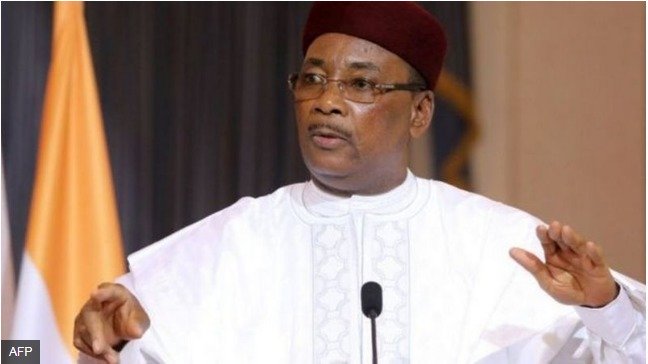 Le président sortant du Niger, Mahamadou Issoufou, reçoit le prix Ibrahim 2020