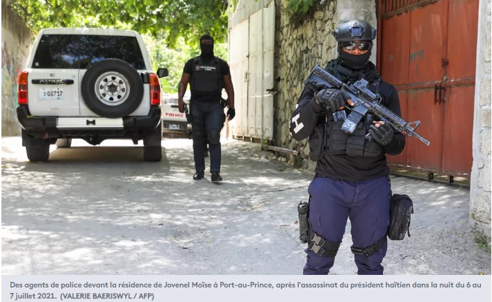 Des agents de police devant la résidence de Jovenel Moïse à Port-au-Prince