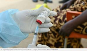 Un soignant prépare une dose de vaccin anti-Ebola à Abidjan le 17 août 2021