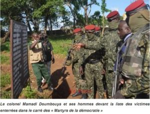 le colonel Doumbouya se recueille sur la tombe des « martyrs de la démocratie »