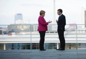 La chancelière allemande Angela Merkel s'entretient avec le président français