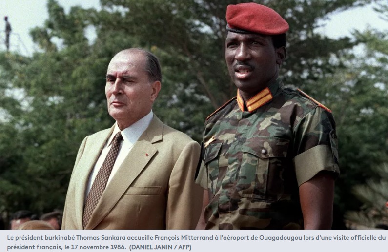 Le président burkinabè Thomas Sankara accueille François Mitterrand à l'aéroport de Ouagadougou