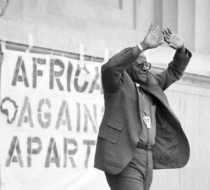 Desmond Tutu salue la foule lors d'un rassemblement sur le campus Berkeley