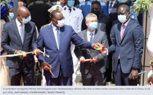 Le président sénégalais Macky Sall inaugure avec l'ambassadeur chinois Han Xiao le data center
