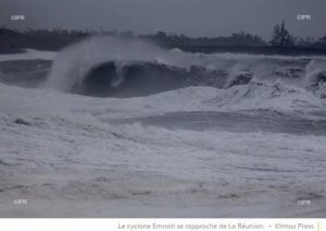 Le cyclone Emnati se rapproche de La Réunion