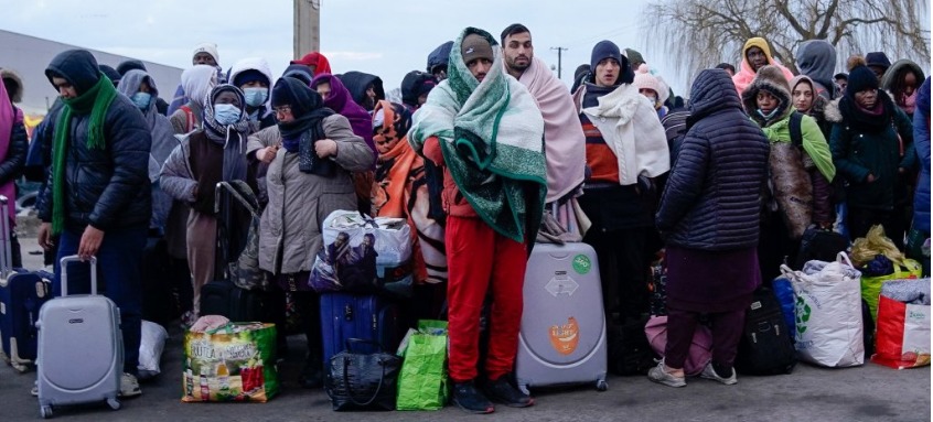 Des Ukrainiens arrivent en Pologne après avoir fui les bombardements russes