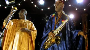 Rudy Gomis (à gauche ici en 2004) était le leader d'Orchestra Baobab