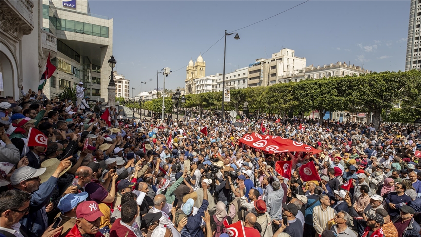 Tunisie des milliers de personnes manifestent à Tunis contre la politique de Saïed