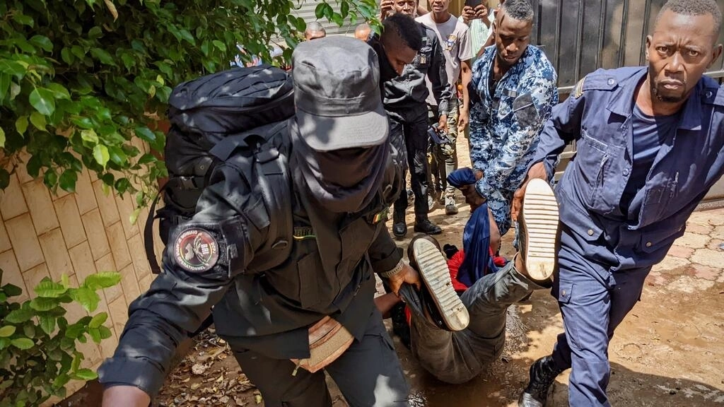 Foniké Menguè trainé au sol lors de son arrestation par des policiers au siège du FNDC