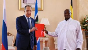 Le chef de la diplomatie russe Serguei Lavrov et le président de l'Ouganda Yoweri Museveni