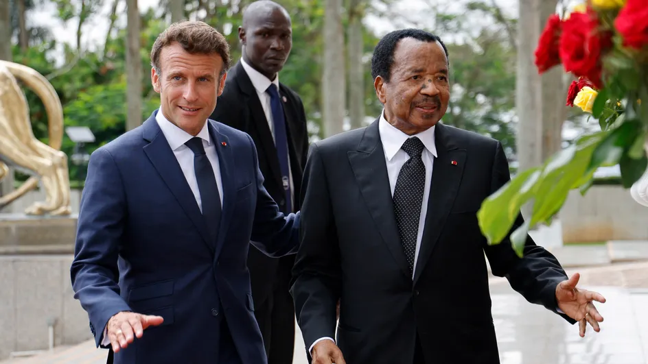 Le président Emmanuel Macron et son homologue du Cameroun Paul Biya
