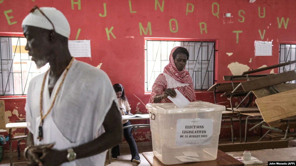 Une femme vote dans le quartier populaire de Ngor à Dakar le 31 juillet 2022