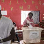Une femme vote dans le quartier populaire de Ngor à Dakar le 31 juillet 2022