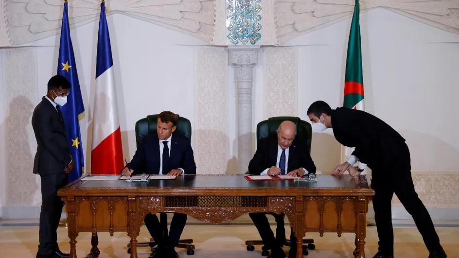 Le président français Emmanuel Macron (gauche) et le président algérien Abdelmadjid Tebboune