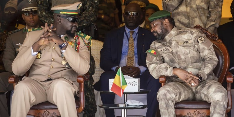 Le chef de la junte guinéenne Mamadi Doumbouya (à g.) et le président de la transition au Mali, Assimi Goïta