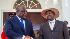 Le président de la République démocratique du Congo Felix Tshisekedi (à g.) le président ougandais Yoweri Museveni