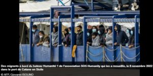 Des migrants à bord du bateau Humanité