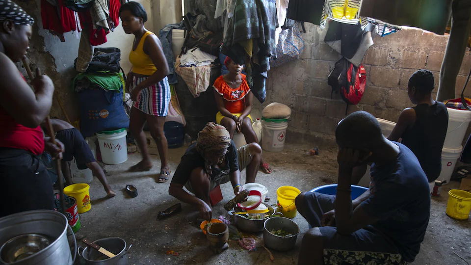 Haiti une femme prépare de la nourriture dans un refuge