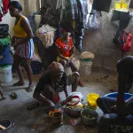 Haiti une femme prépare de la nourriture dans un refuge