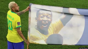Le Brésilien Neymar porte une bannière à l'effigie de Pelé