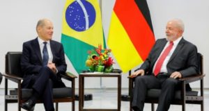 Le président brélisien Luiz Inacio Lula da Silva (d) et le chancelier allemand Olaf Scholz