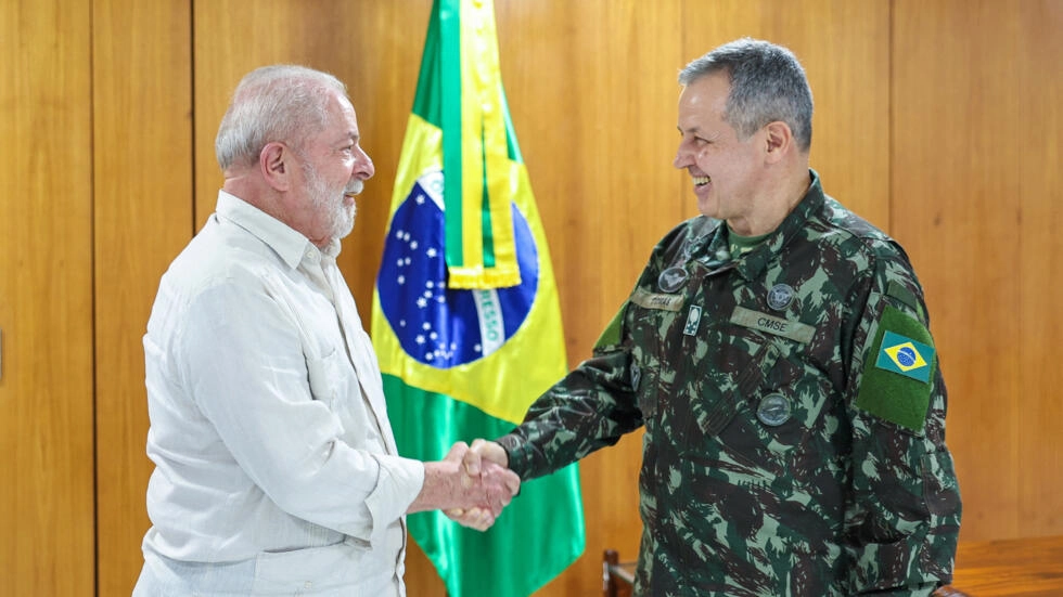 Le président brésilien Lula remercie le général Tomas Miguel Ribeiro Paiva