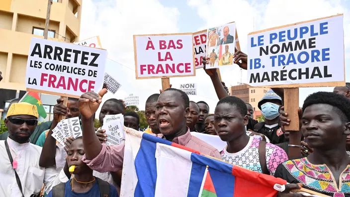 Un groupe de manifestants manifeste contre la France le 4 octobre à Ouagadougou au Burkina Faso ISSOUF SANOGO- AFP