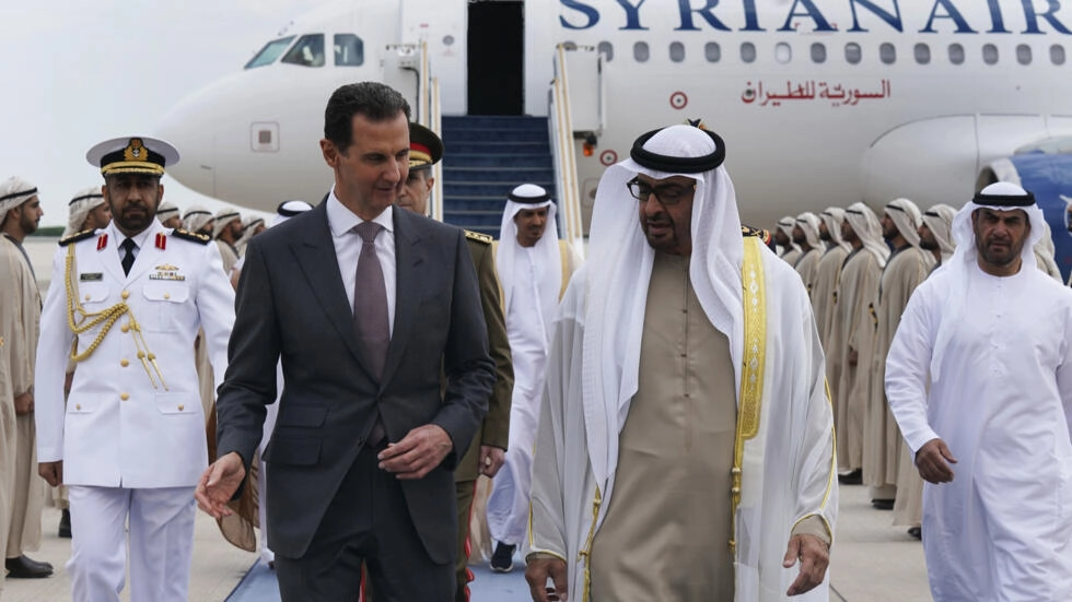 Le président syrien Bachar el-Assad (g) accueilli à l'aéroport par le président des Émirats arabes unis, le cheikh Mohammed ben Zayed Al-Nahyan