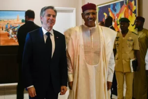 Le secrétaire d'État américain Antony Blinken avec le président nigérien Mohamed Bazoum