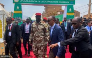 Le président du Rwanda Paul Kagame et le président intérimaire de la Guinée Mamady Doumbouya