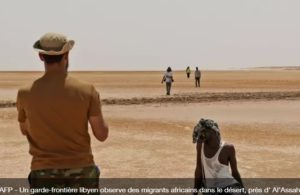 Des migrants errent dans le désert