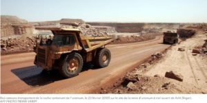 Des camions transportent de la roche contenant de l'uranium