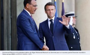 Emmanuel Macron et le président déchu du Niger Mohamed Bazoum